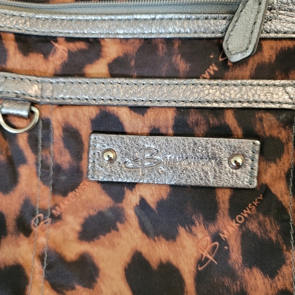 🚩SOLD🚩💥 B. MAKOWSKY LARGE SILVER METALLIC GENUINE LEATHER SHOULDER BAG - Picture 8 of 17